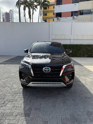 TOYOTA HILUX SW4 2.8 D-4D TURBO DIESEL SRX 7L 4X4 AUTOMÁTICO